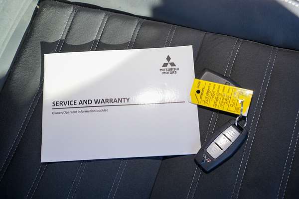 2024 Mitsubishi Outlander Black Edition ZM thumb-21