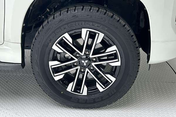 2020 Mitsubishi Pajero Sport GLS QF thumb-9