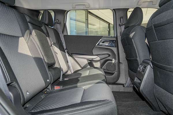 2024 Mitsubishi Outlander ES ZM thumb-8