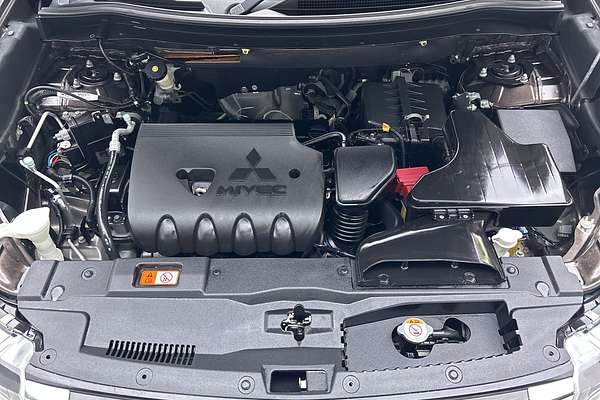 2016 Mitsubishi Outlander LS ZK thumb-10