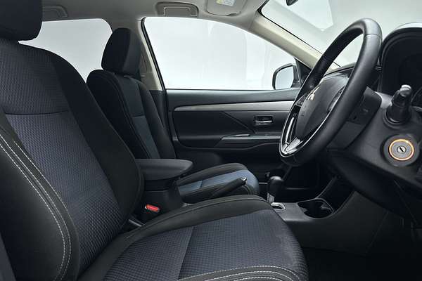 2016 Mitsubishi Outlander LS ZK thumb-12