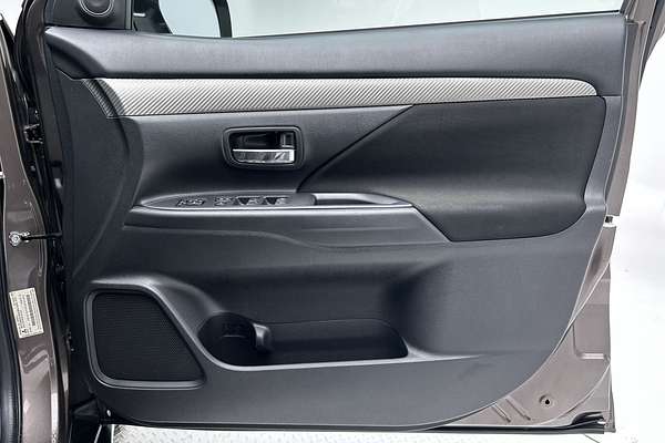 2016 Mitsubishi Outlander LS ZK thumb-18