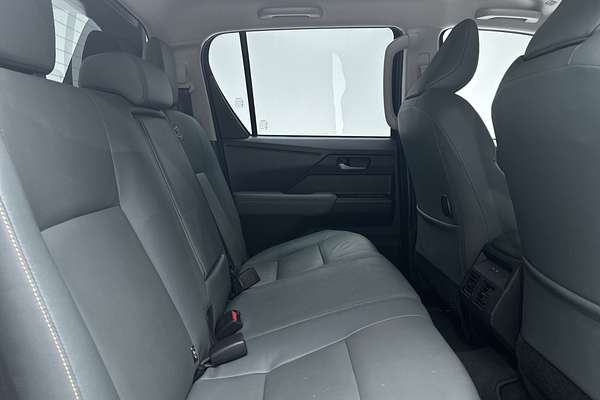 2025 Toyota Hilux Rogue 48V GUN227R 4X4 thumb-11