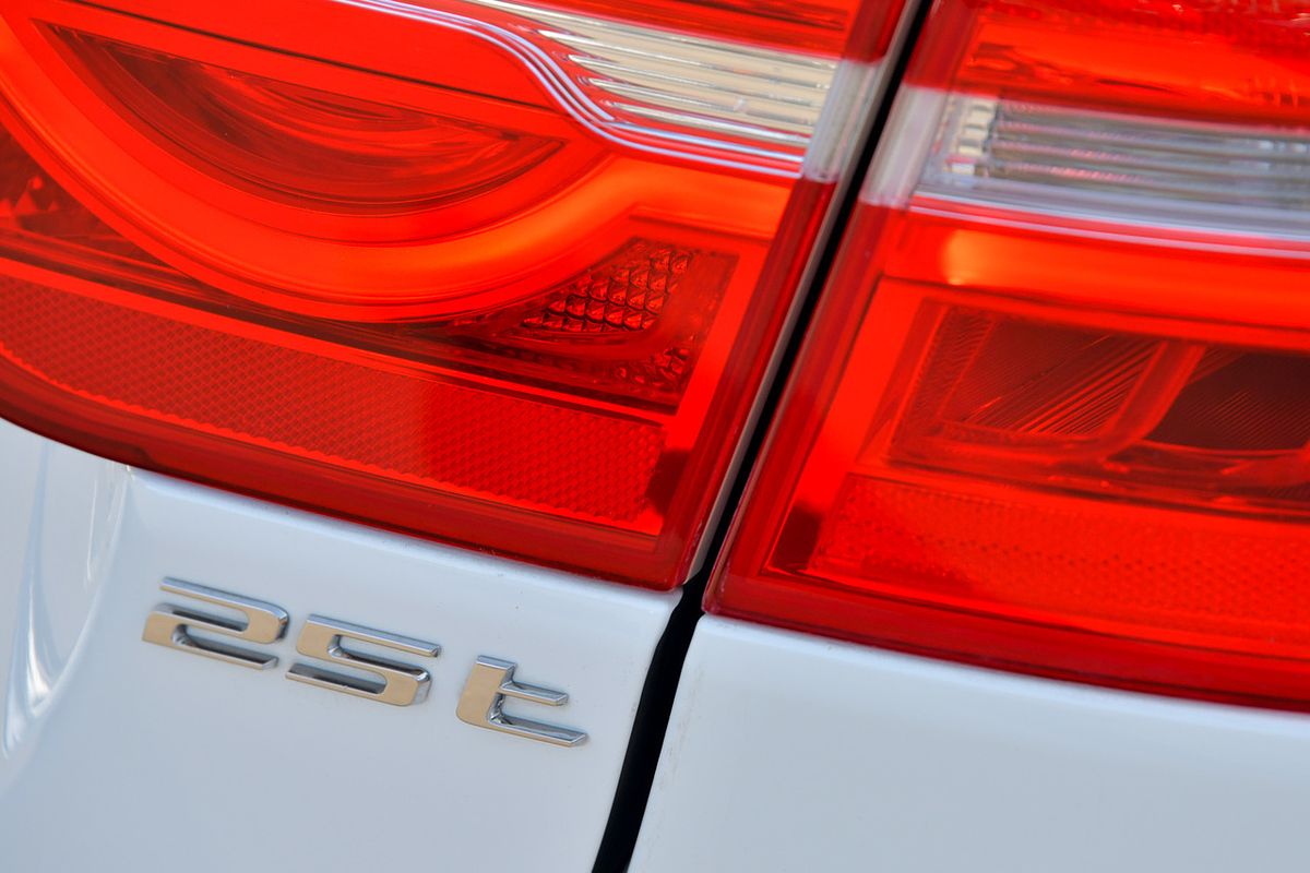2015 Jaguar XE 25t R-Sport X760