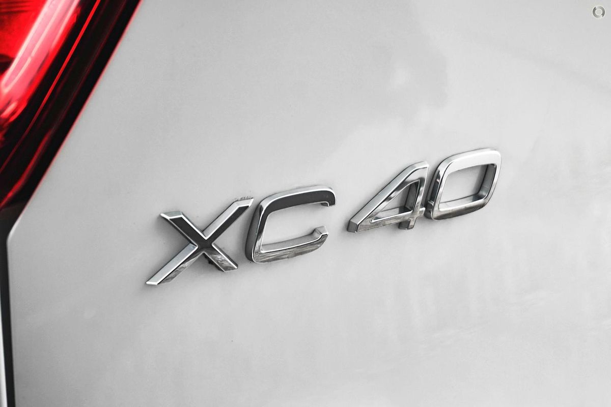 2023 Volvo XC40 Ultimate B5 Dark