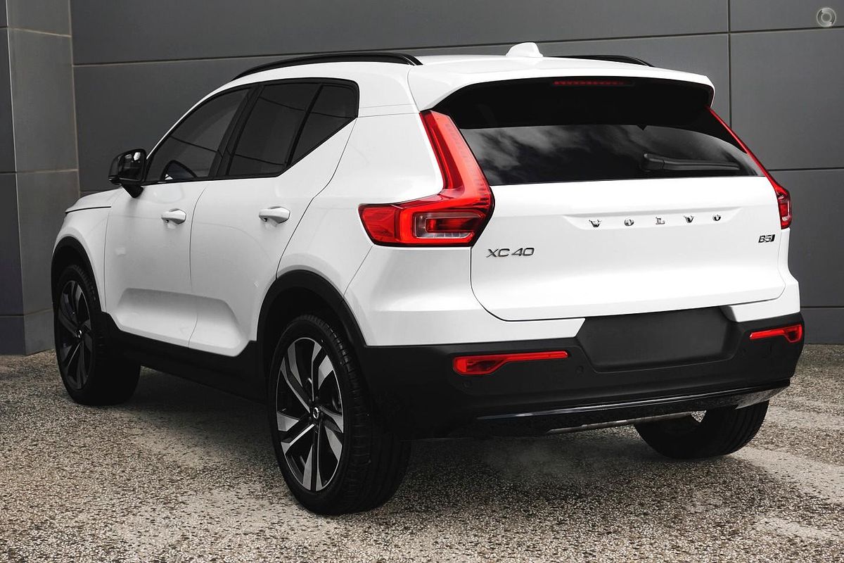 2023 Volvo XC40 Ultimate B5 Dark