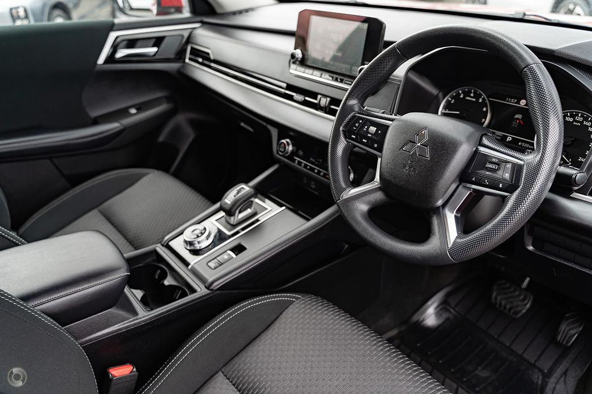 2025 Mitsubishi Outlander LS ZM