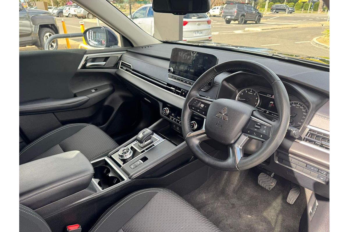 2023 Mitsubishi Outlander LS ZM
