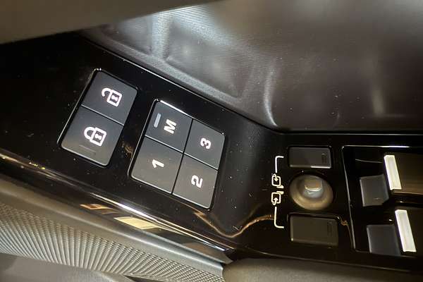 2025 Land Rover Range Rover Velar P250 Dynamic SE L560