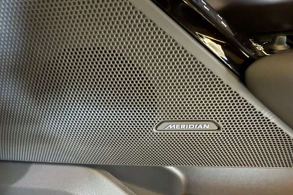 2025 Land Rover Range Rover Velar P250 Dynamic SE L560