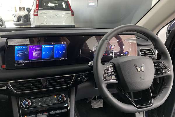 2025 Mahindra XUV700 AX7L