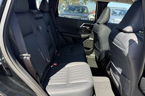 2025 Mitsubishi Outlander Exceed ZM