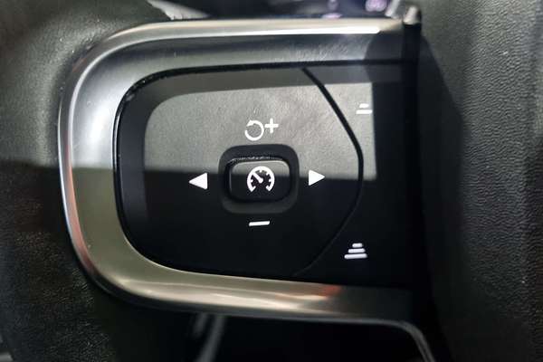2022 Volvo XC40 Ultimate B4 Bright