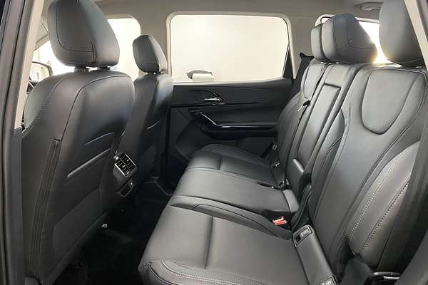 2025 Mahindra XUV700 AX7L