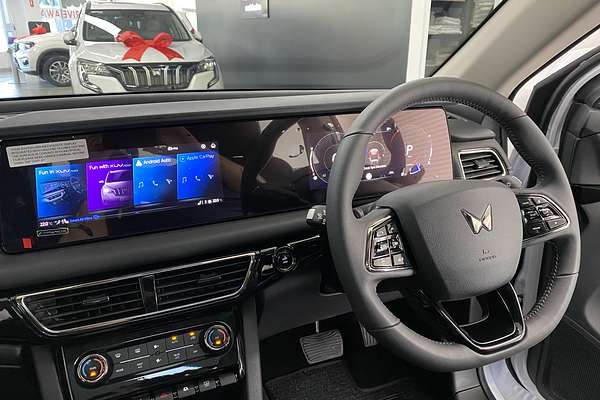 2025 Mahindra XUV700 AX7L