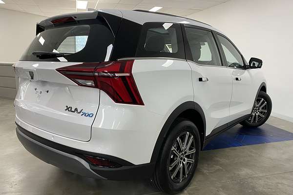 2025 Mahindra XUV700 AX7L