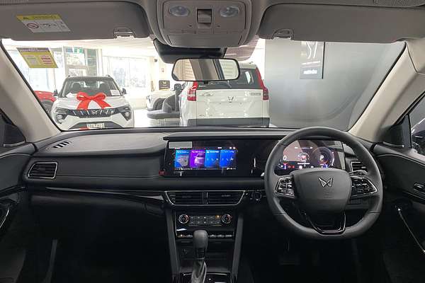 2025 Mahindra XUV700 AX7L