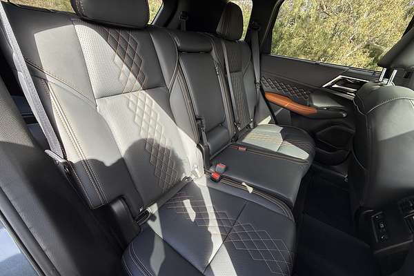 2024 Mitsubishi Outlander Exceed ZM