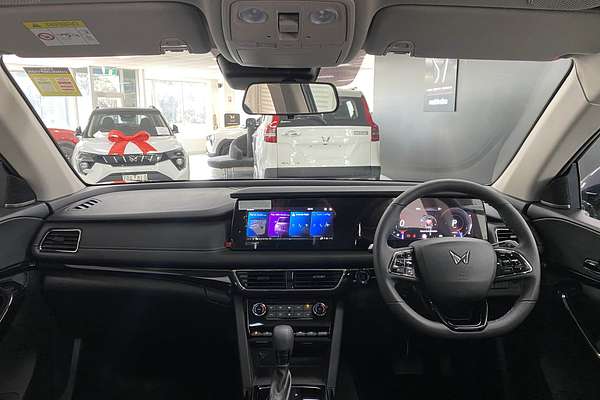 2025 Mahindra XUV700 AX7L