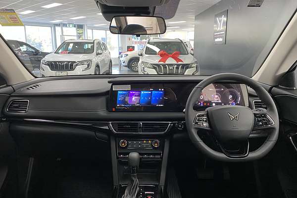 2025 Mahindra XUV700 AX7L