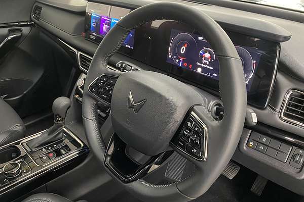 2025 Mahindra XUV700 AX7L