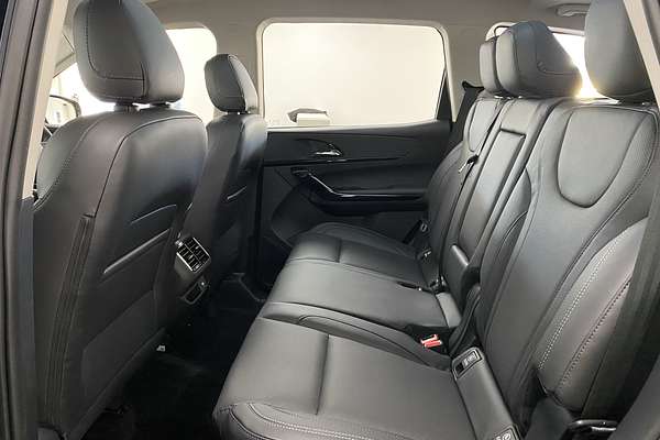 2025 Mahindra XUV700 AX7L