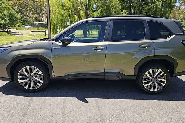 2025 Subaru Forester Hybrid Touring S6