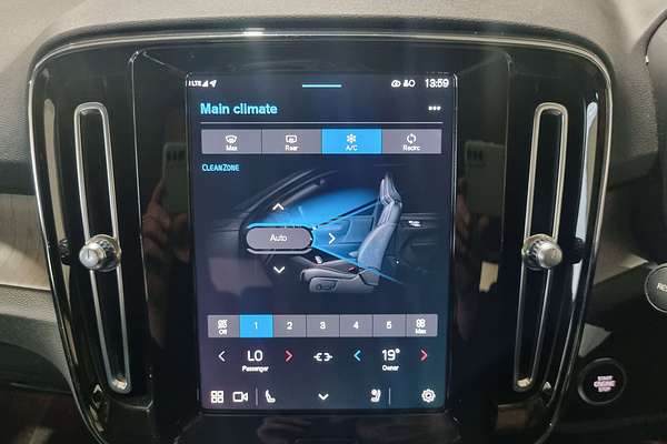 2022 Volvo XC40 Ultimate B4 Bright