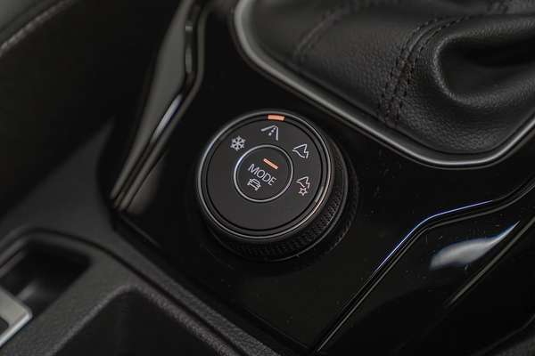 2025 Volkswagen T-Roc 140TSI R-Line D11