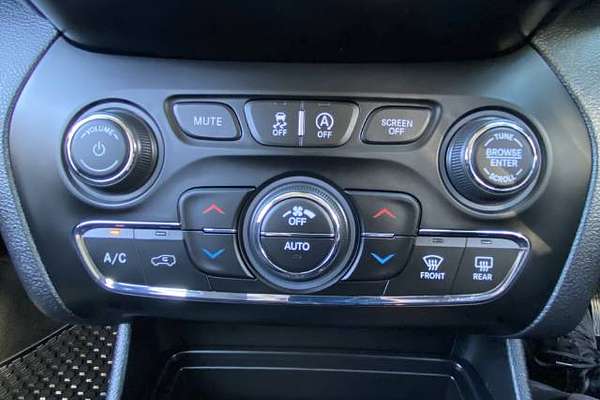 2019 Jeep Cherokee Night Eagle KL
