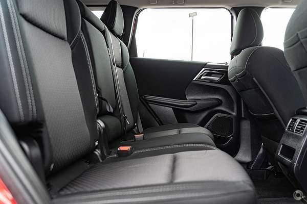 2025 Mitsubishi Outlander LS ZM