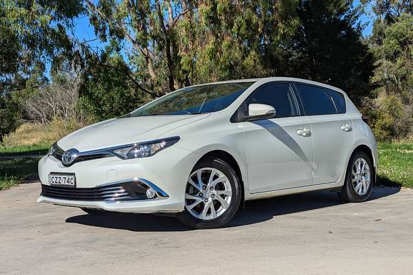 2015 Toyota Corolla Ascent Sport Hatch ZRE