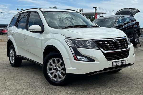 2019 Mahindra XUV500 W10