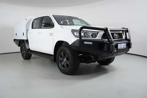 2024 Toyota Hilux SR (4x4)