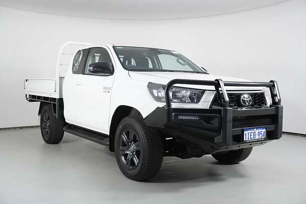 2024 Toyota Hilux SR (4x4)